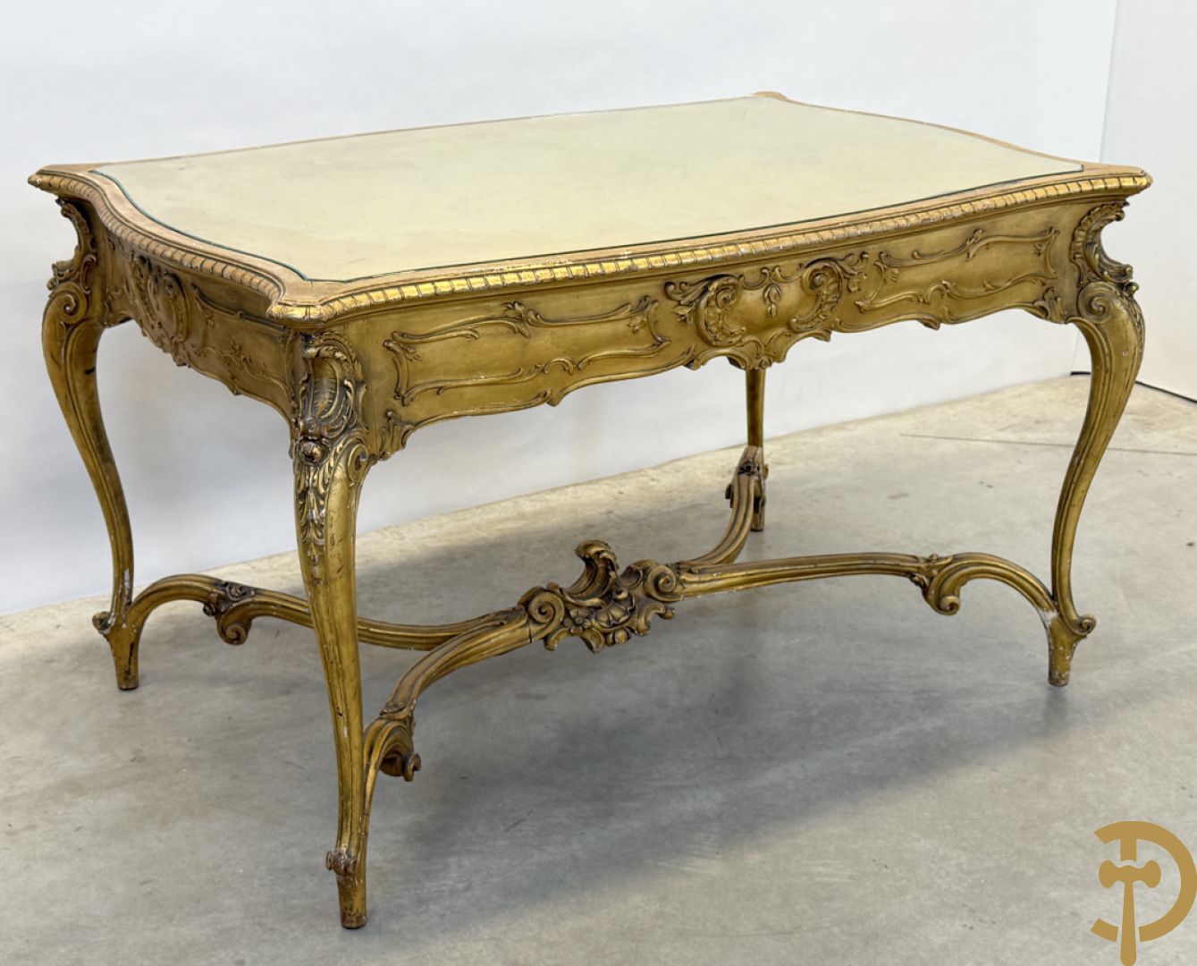 Vergulde tafel met rocailles en geslepen glazen blad op voluutvormige poten, Louis XV stijl