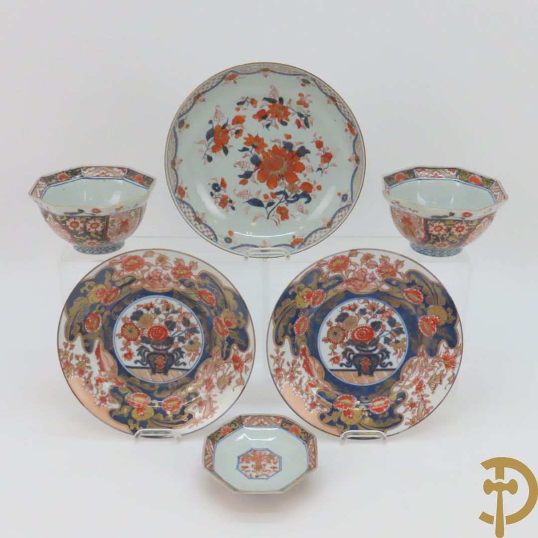 Paar Imari borden + 1 ander Imari bord + 2 Imari coupjes + Imari schoteltje