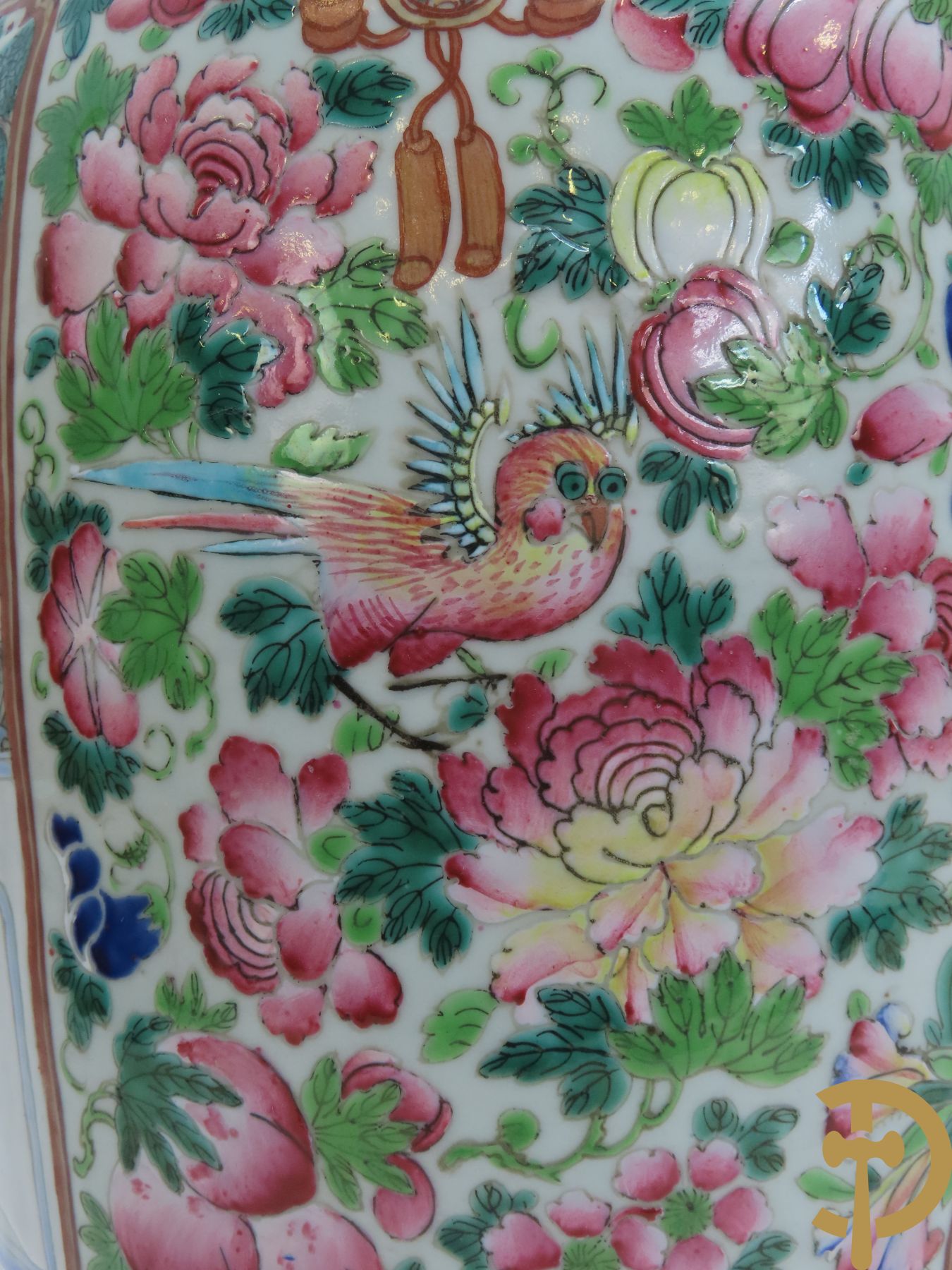 Chinese porseleinen vaas met dubbel decor van geanimeerde interieurscène van wijsgeren en krijgers - zijdelings bezet met bloemen- en vruchtendecor