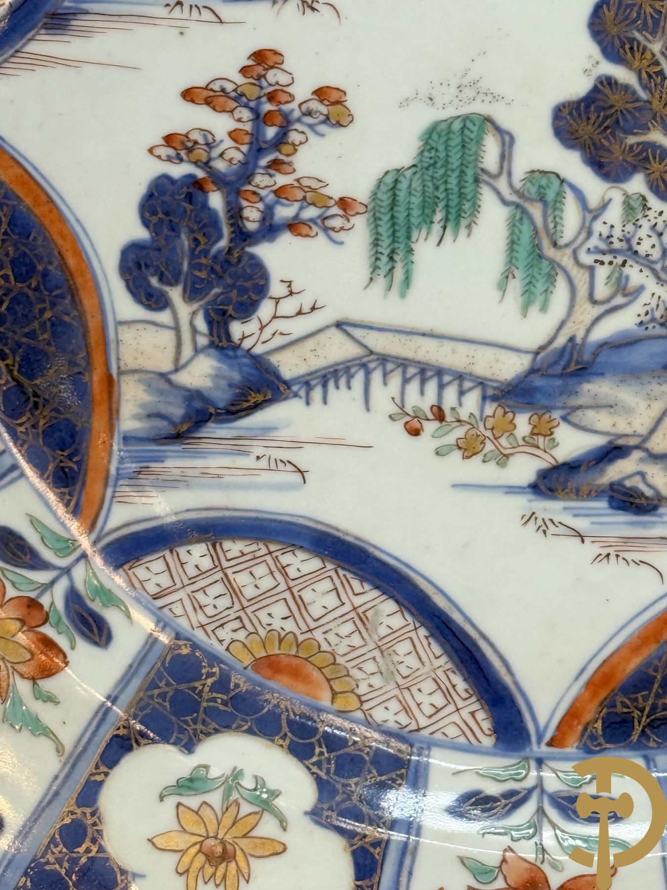Chinees porseleinen Imari bord met landschapsdecor en bloemen