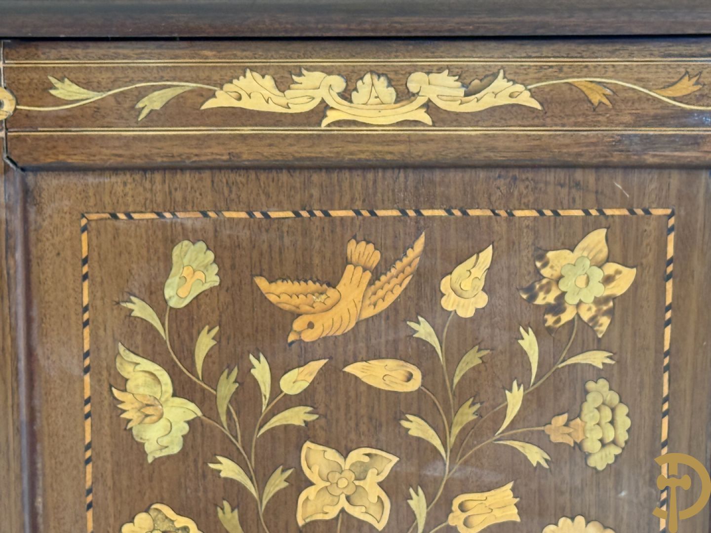 Hollandse vitrine met gemarketteerd bloementafereel, bovenaan met 2 beglaasde deuren en rocaille als kuif - onderaan met 2 gesloten deuren bezet met amforen, vogels en bloemenmarketterie