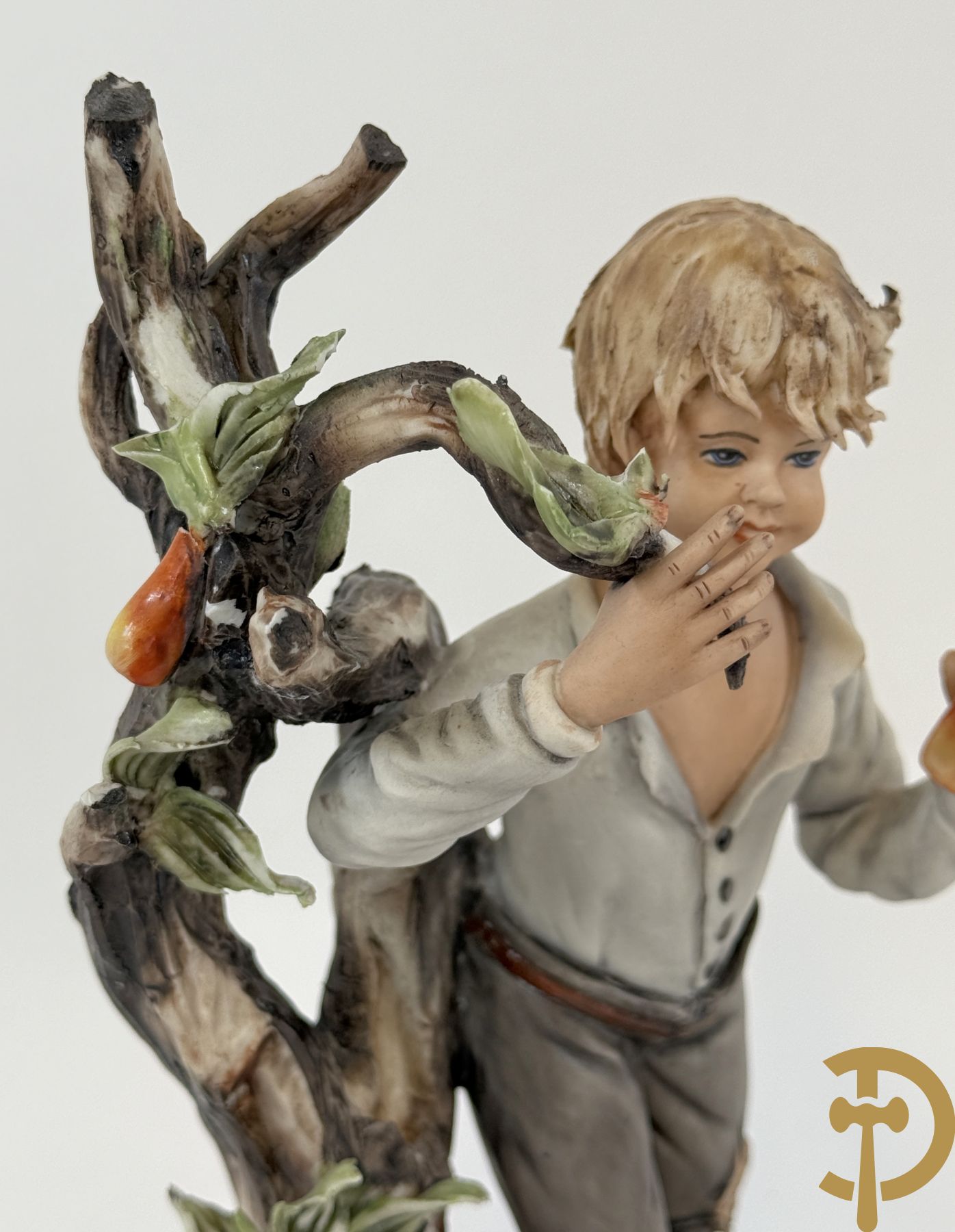 Twee grote Italiaanse groepen in 
gekleurde biscuit : jongens plukken appels - onderonsje aan tafel + 4 groepen in gekleurde Italiaanse biscuit