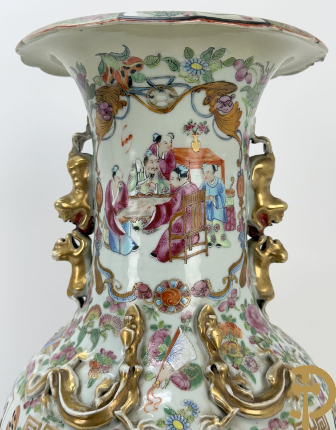 Chinese porseleinen Kanton vaas met geanimeerde hoftaferelen, natuurmotieven, fauna en floradecor