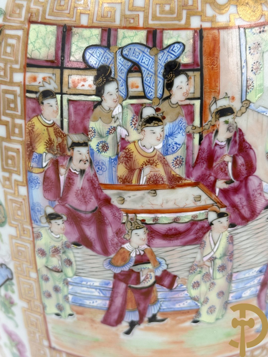 Chinese porseleinen Kanton vaas met geanimeerde hoftaferelen, natuurmotieven, fauna en floradecor