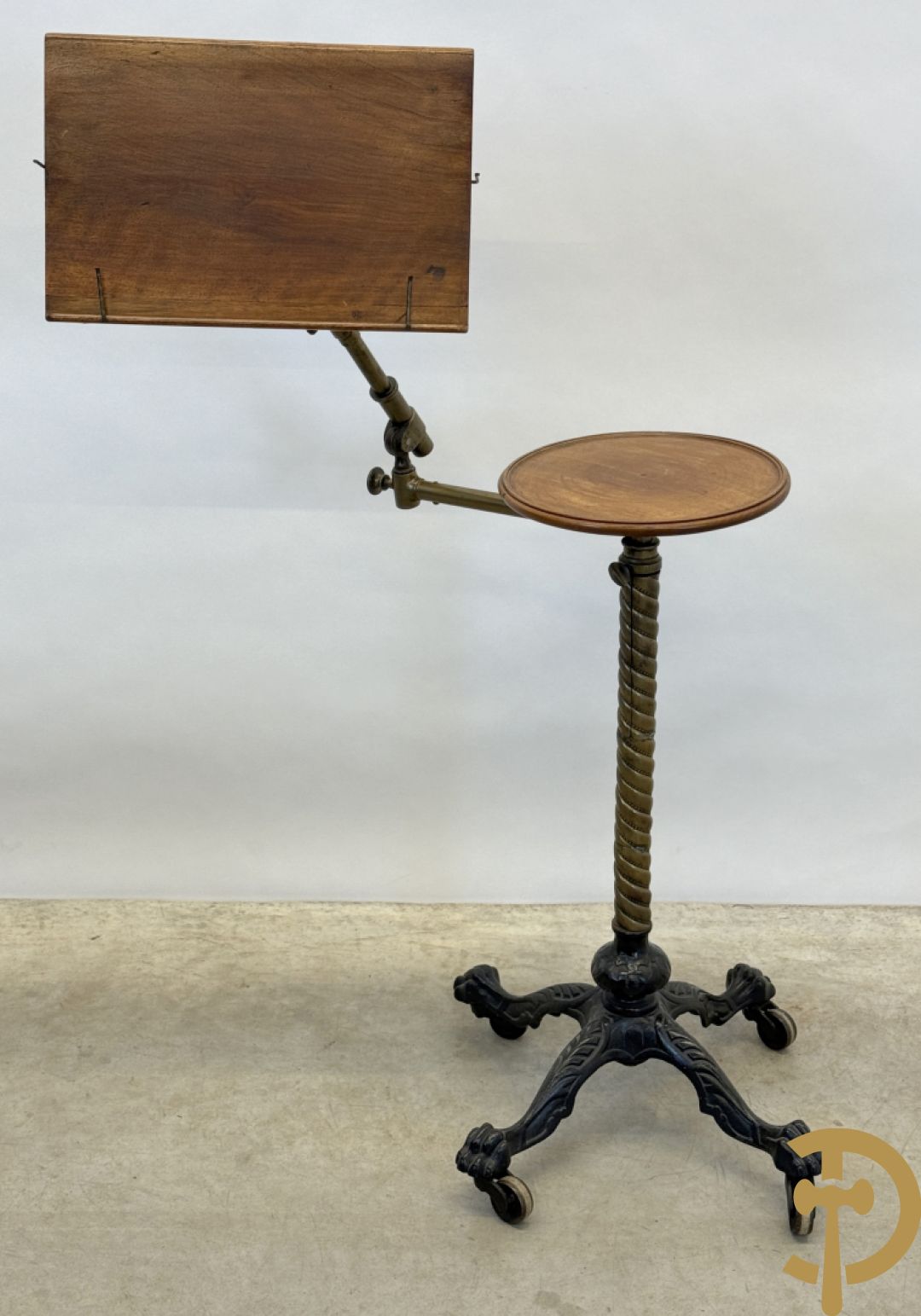 Leesstandaard met verstelbare boekhouder en zijdelings omhoog verplaatsbaar bijzettafeltje voor thee op gietijzeren draaibare voet, rond 1900 gemerkt J . CARTER - North