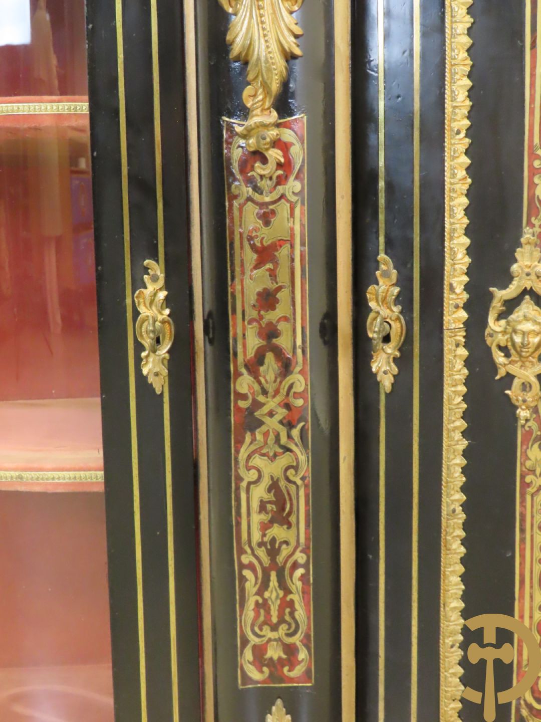 Napoleon III dressoir, centraal met bronnen plakkette omgeven door Louis XVI strik, met 2 zijdelingse vitrines met gebogen glas - stijlen bezet met bronzen dameshoofden