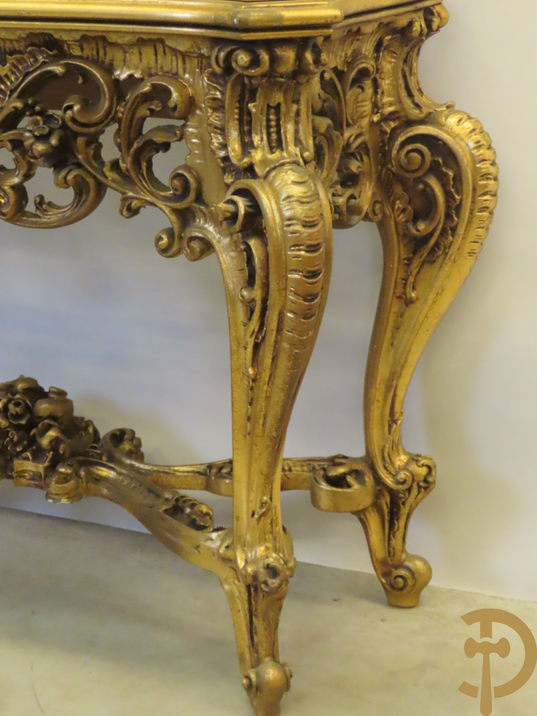 Uitzonderlijke vergulde Louis XV eetkamer bestaande uit vijfdeursdressoir met voluutvormige accanthusranken en rocailles, beschilderd met bloemenmotieven en centraal tafererel met hoornen des overvloeds + bijhorende spiegel vergulde tafel op voluutvormige poten met zes bijhorende stoelen + vitrine met accanthusranken en centrale deur, op voluutvormige poten