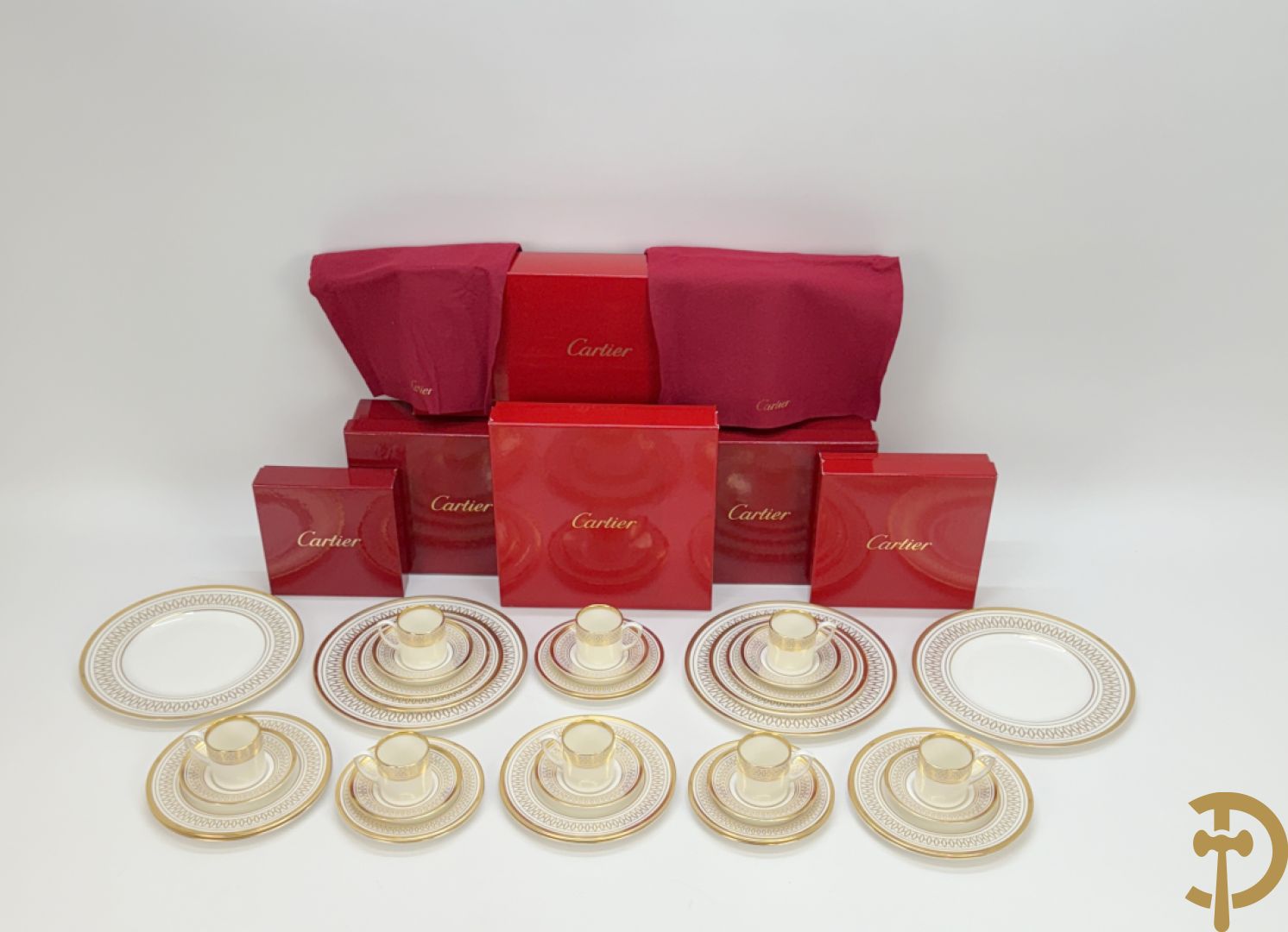 Porseleinen servies Cartier met vergulde rand bestaande uit 4 grote borden, 8 dessert bordjes, 8 koffie kopjes en schoteltjes en 8 kleine bordjes, La Maison Des Must