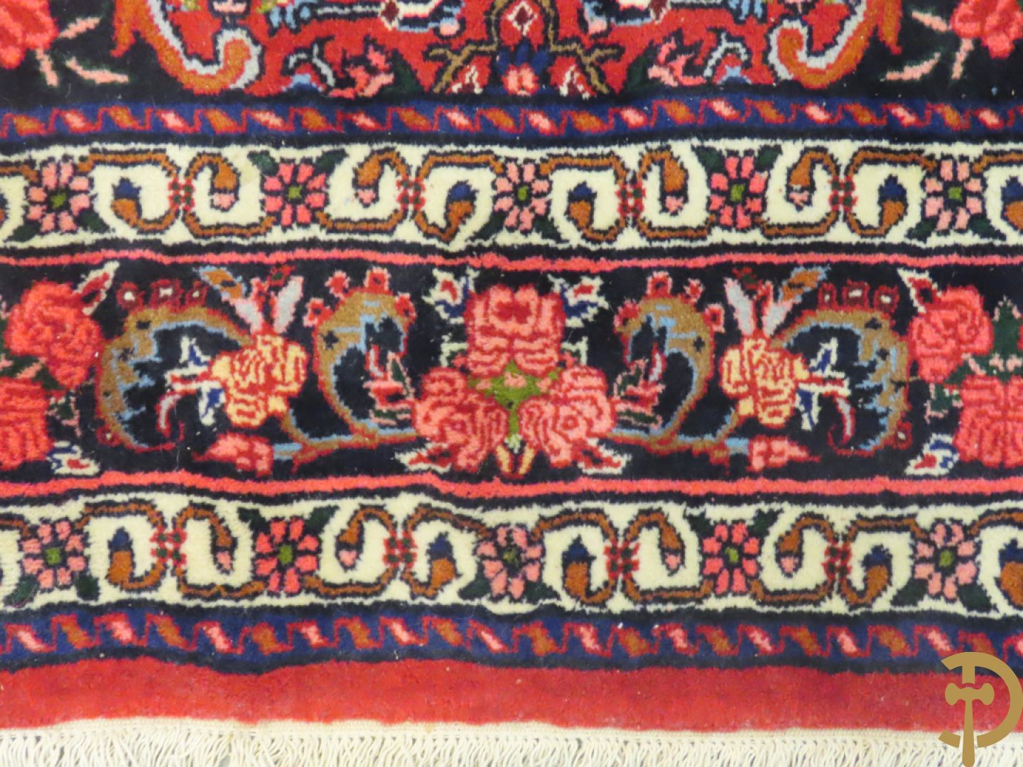 Oosters handgeknoopt tapijt met bloemenpatronen op rode fond