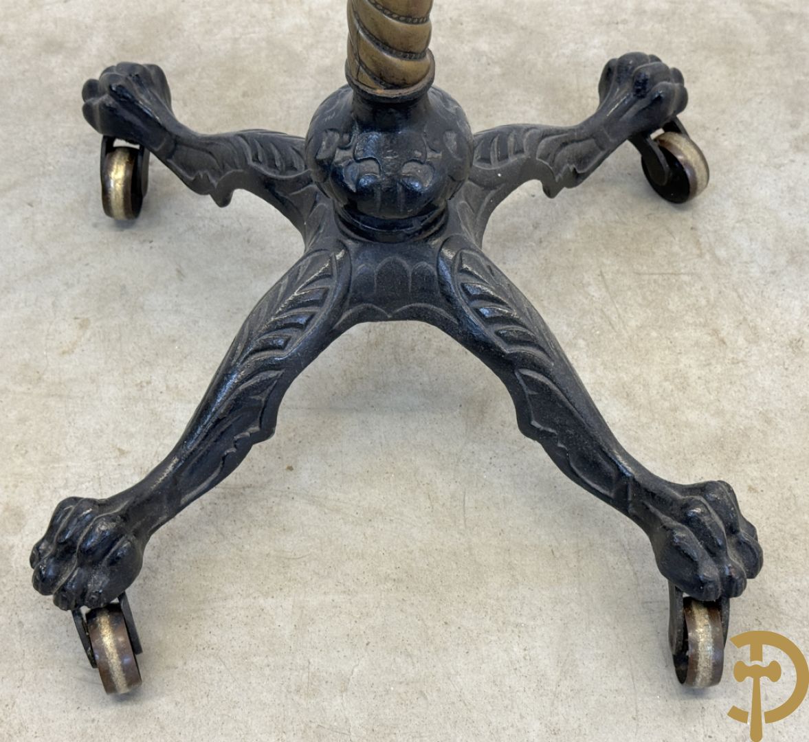 Leesstandaard met verstelbare boekhouder en zijdelings omhoog verplaatsbaar bijzettafeltje voor thee op gietijzeren draaibare voet, rond 1900 gemerkt J . CARTER - North