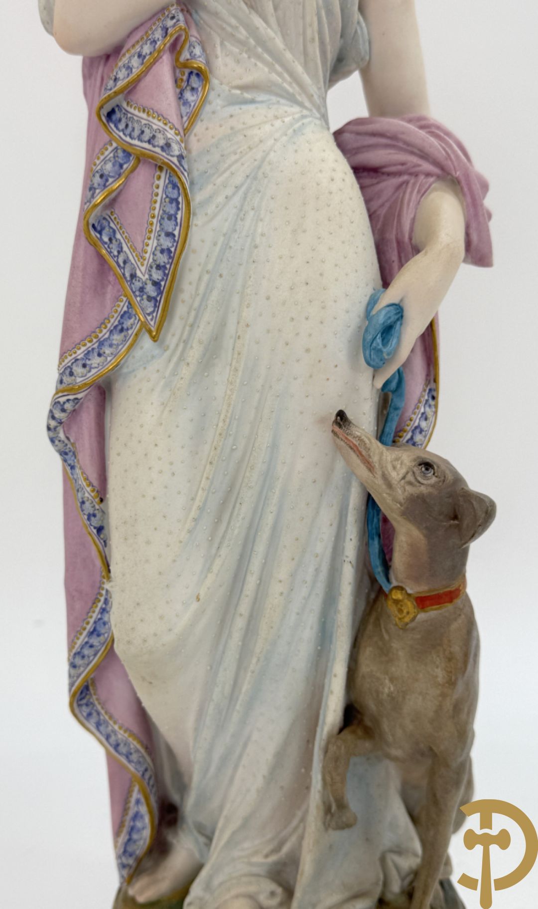 Paar Franse biscuits van elegante dame met hond en dame met bloemen op schouder