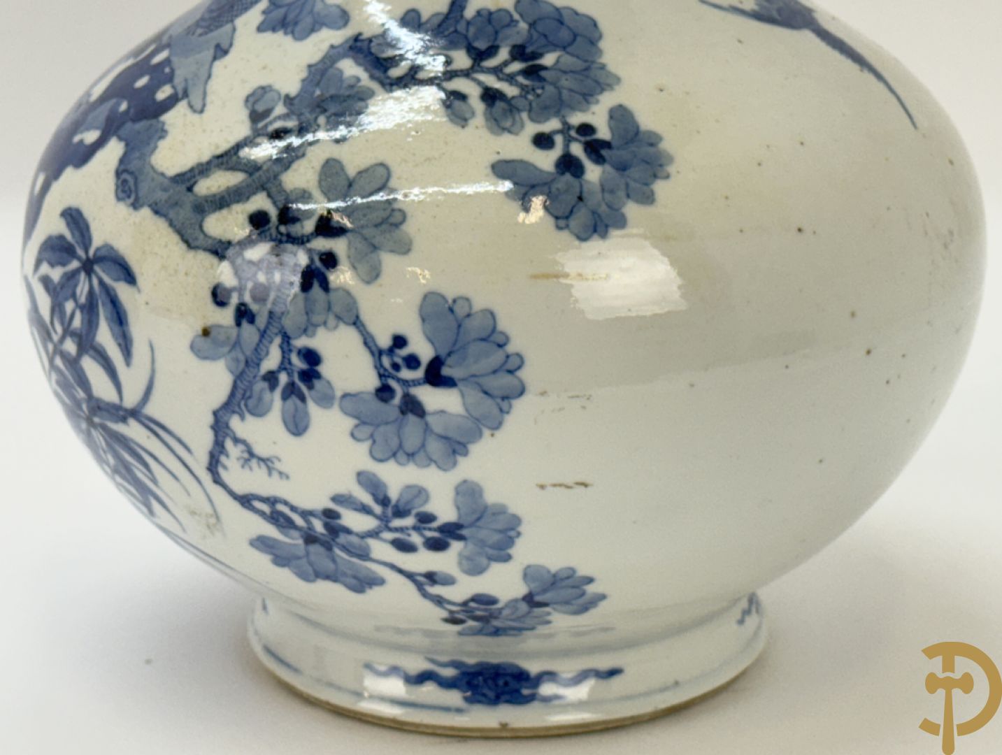 Chinese blauw/witte porseleinen kalebasvormige vaas met bloemen- en vogeldecor, onderaan gemerkt