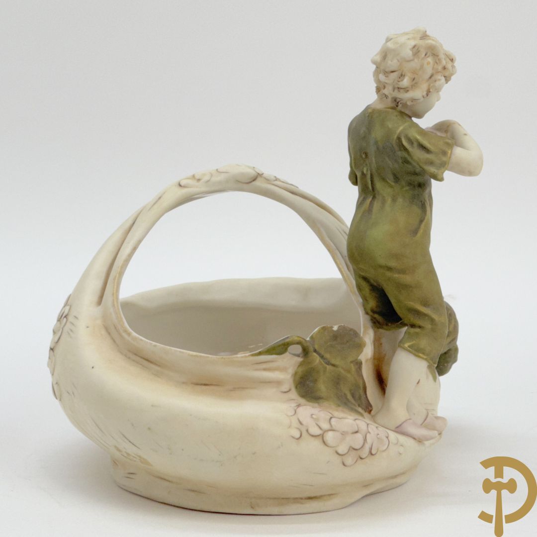 Royal Dux coupe met jongeman en fruitdecor, nummer 1248