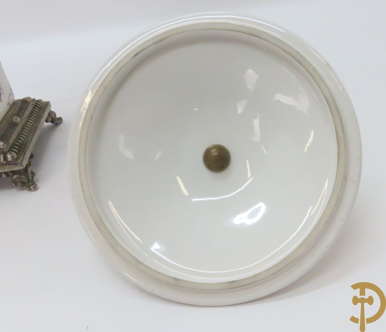 Twee porseleinen Stijl Sèvres cassolettes + dekselpotiche met bloemendecor + vijfarmige kandelaar Sèvres stijl, ACF