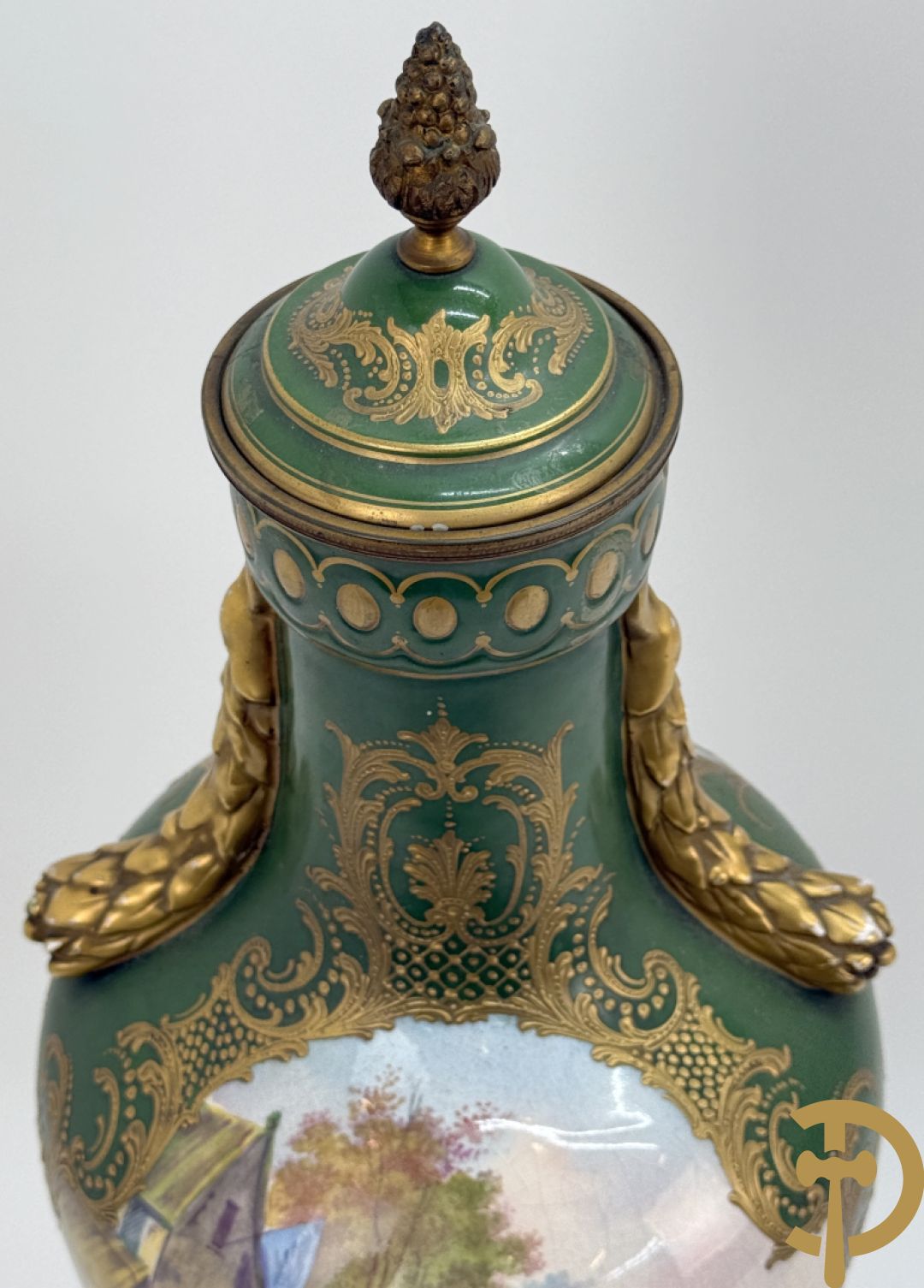 Porseleinen driedelige Sèvres cassolettes met decor van muciserende en dansende personages op groene fond, Aly getekend, gemerkt Sèvres