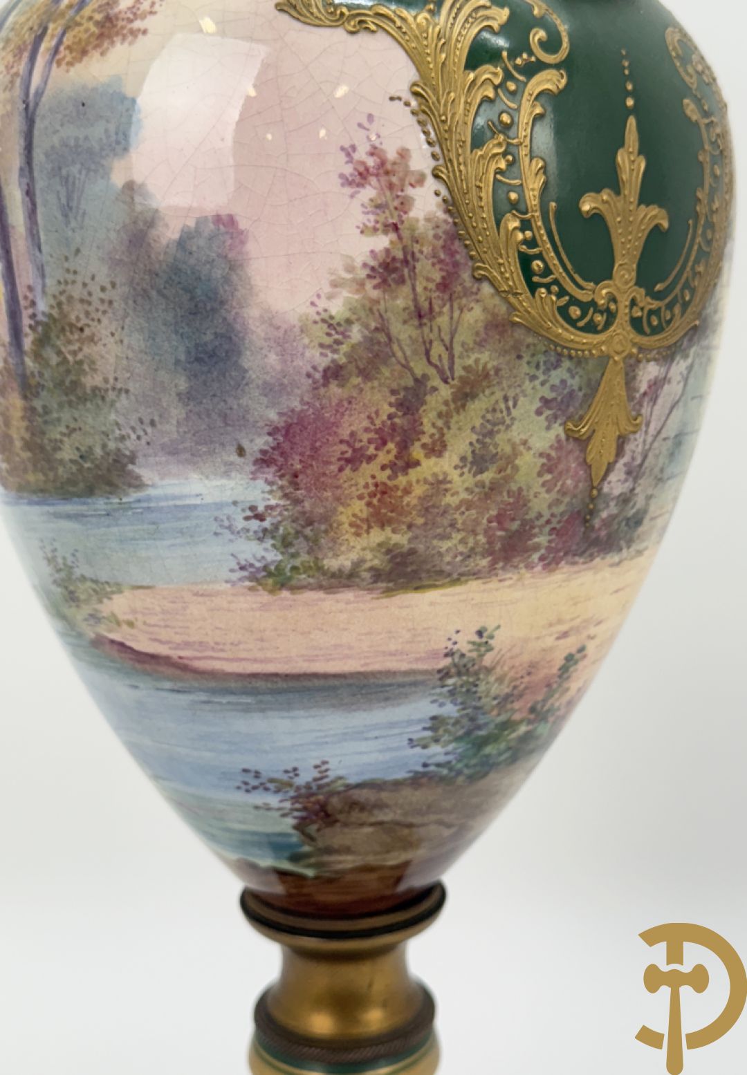 Porseleinen driedelige Sèvres cassolettes met decor van muciserende en dansende personages op groene fond, Aly getekend, gemerkt Sèvres