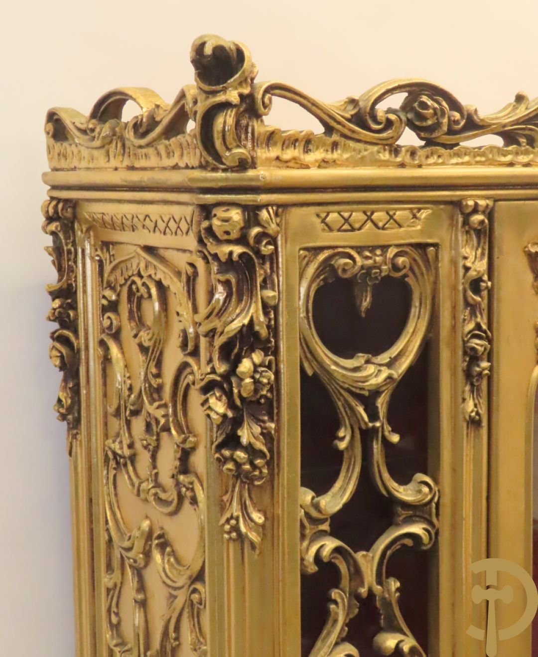 Uitzonderlijke vergulde Louis XV eetkamer bestaande uit vijfdeursdressoir met voluutvormige accanthusranken en rocailles, beschilderd met bloemenmotieven en centraal tafererel met hoornen des overvloeds + bijhorende spiegel vergulde tafel op voluutvormige poten met zes bijhorende stoelen + vitrine met accanthusranken en centrale deur, op voluutvormige poten