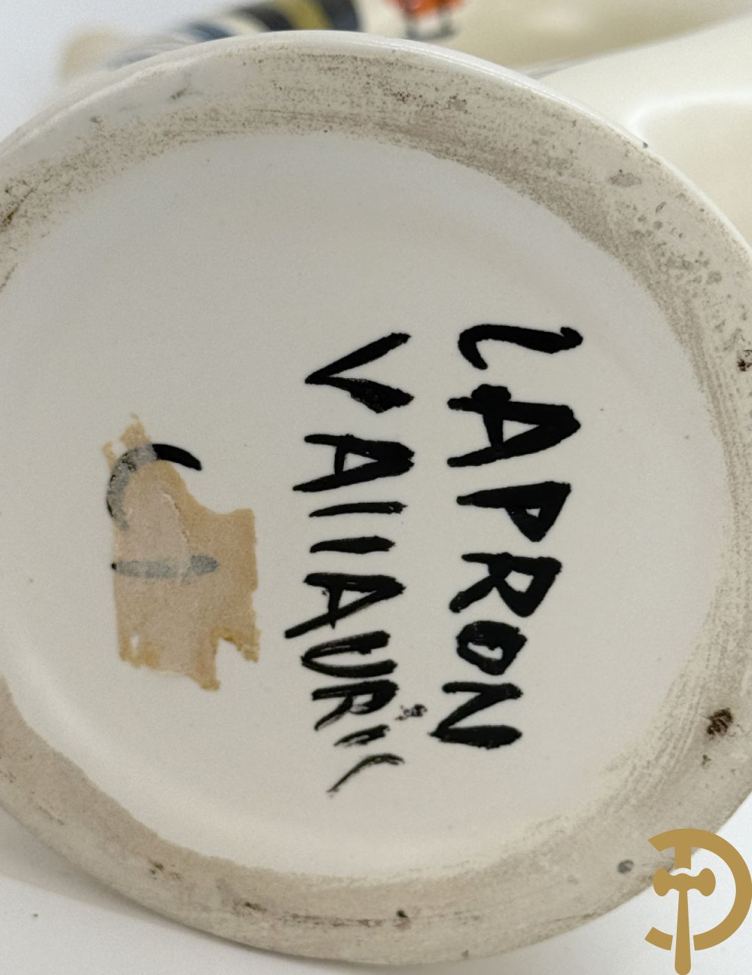 Whisky schenkvaas en 7 keramieken bekers met verschillende decors, Capron Vallauris