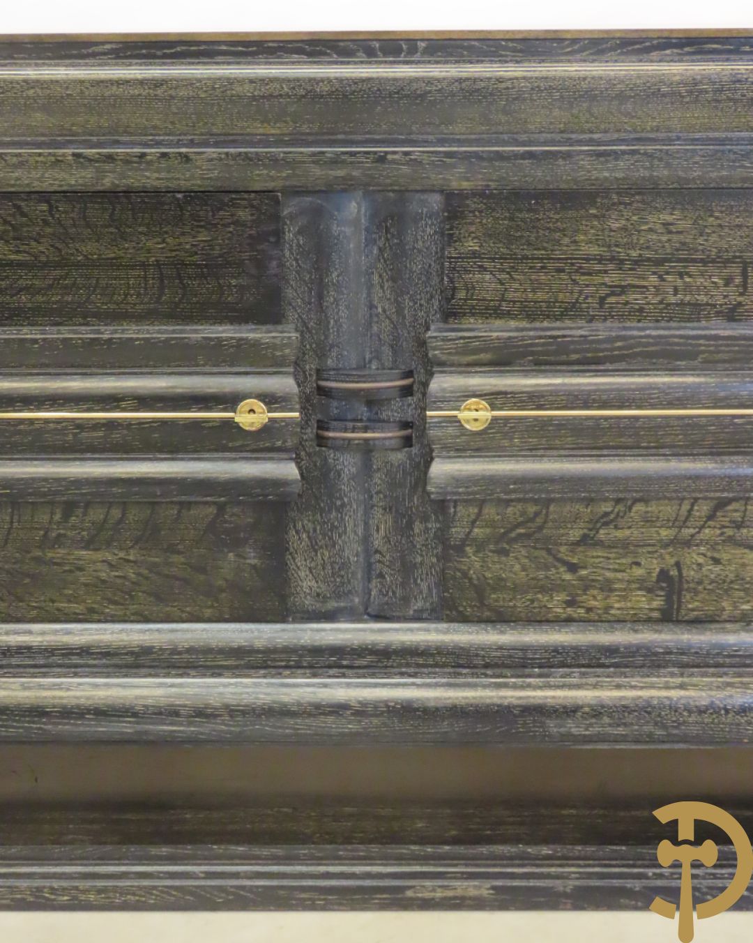 Art deco dressoir met 2 deuren en koperen baguette op sokkel