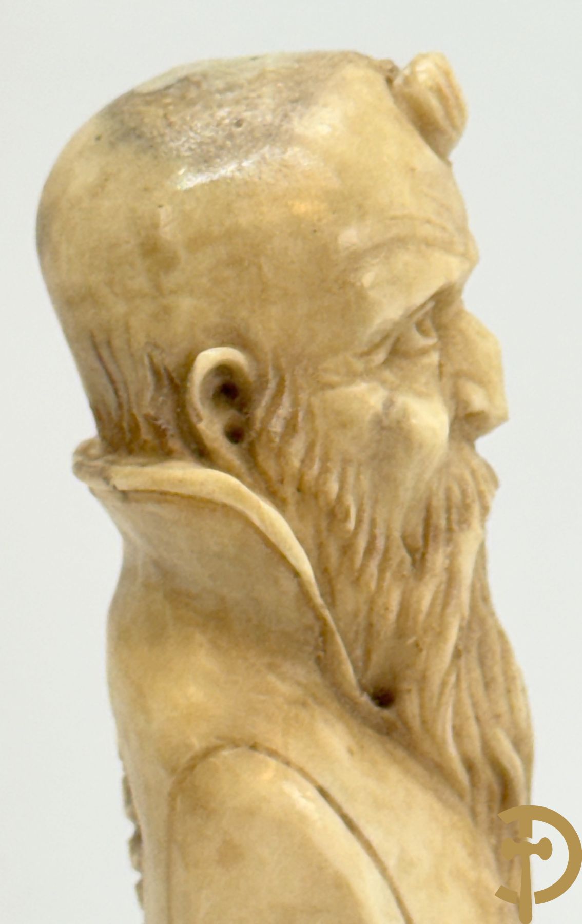 Twee handgesculpteerde hertegeweien in de vorm van een doodskop onder globe