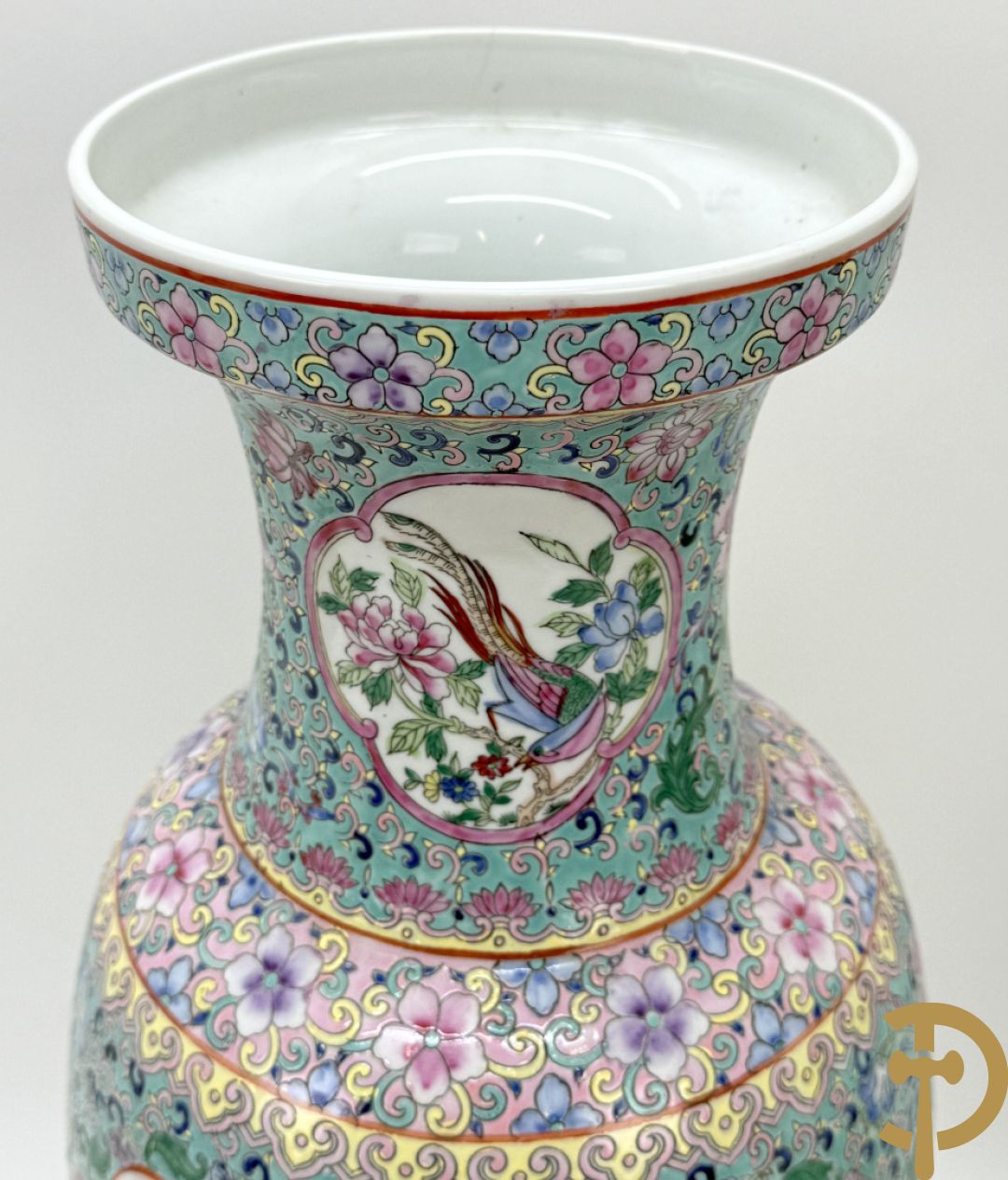 Paar Chinese vazen met geishadecor, rondom bezet met bloemen