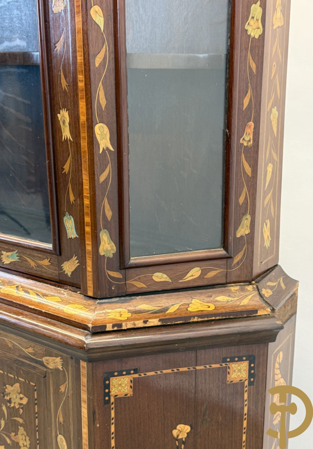 Hollandse vitrine met gemarketteerd bloementafereel, bovenaan met 2 beglaasde deuren en rocaille als kuif - onderaan met 2 gesloten deuren bezet met amforen, vogels en bloemenmarketterie