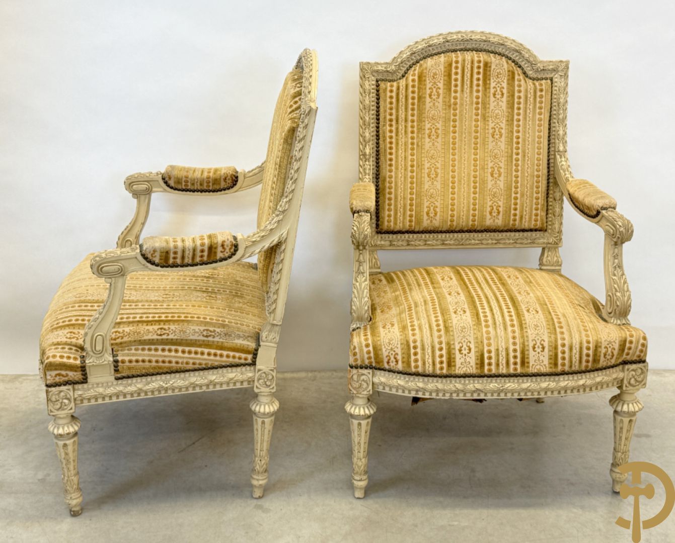 Gemonochromeerd salonensemble met gesculpteerde bladranken bestaande uit canapé, 2 armzetels en 3 stoelen