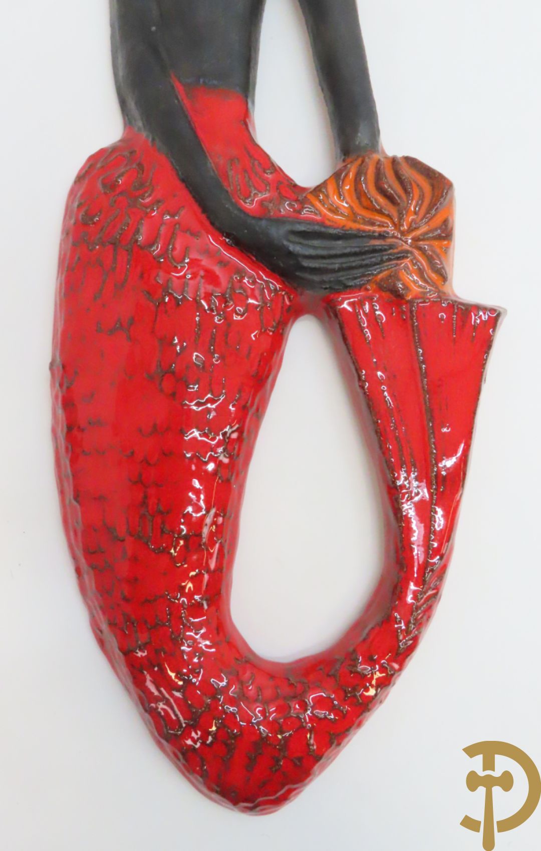 Zes vintage keramiek sculpturen w.o. zeemeermin van Amphora, keramieken vis, plakkette van doedelzakspeler, groepje met 5 kindjes, bord RP gemerkt en basrelief met vissen Vermeire P.