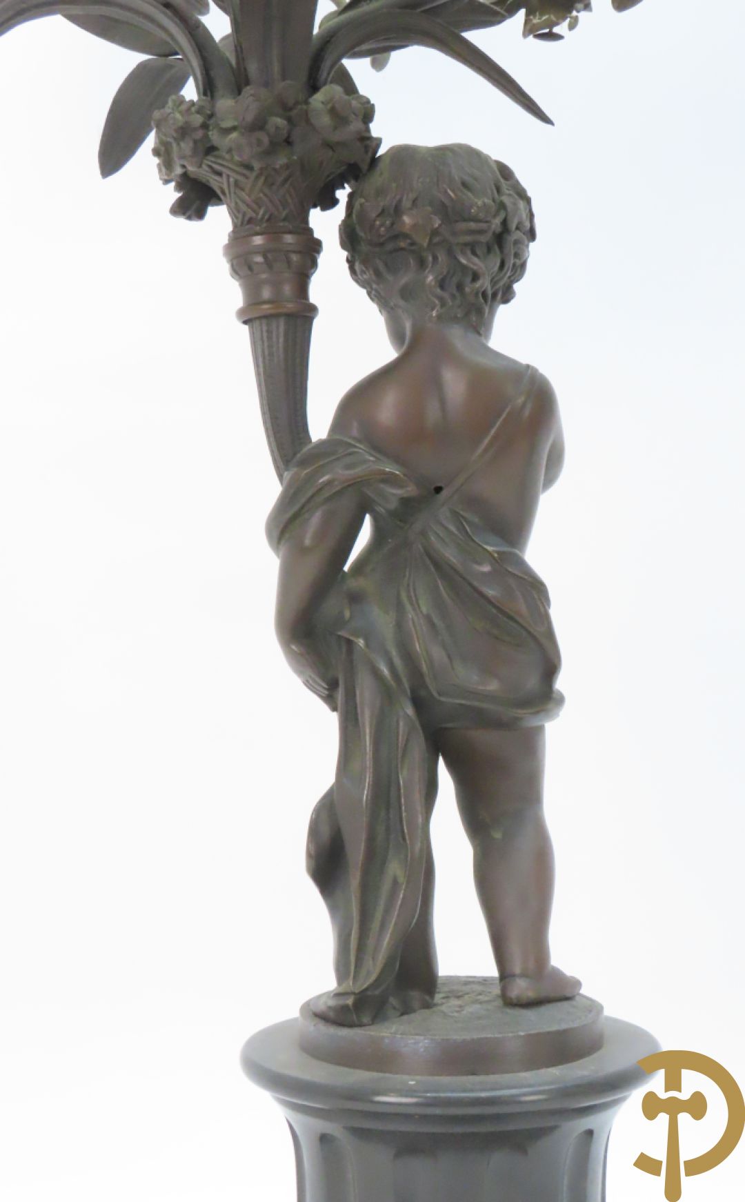 CLODION getekend - Paar elegante bronzen dames met tambour en fruit, geflankeerde door jonge faune, op marmeren klokstel - opgebouwd als garnituur met 2 kandelaars met bronzen kindjes dragende een toorts met bloemen en kaarsen