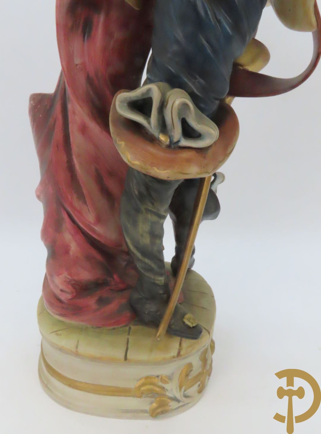 Twee Italiaanse beelden in meerkleurige faience, Cirano de Bergerac