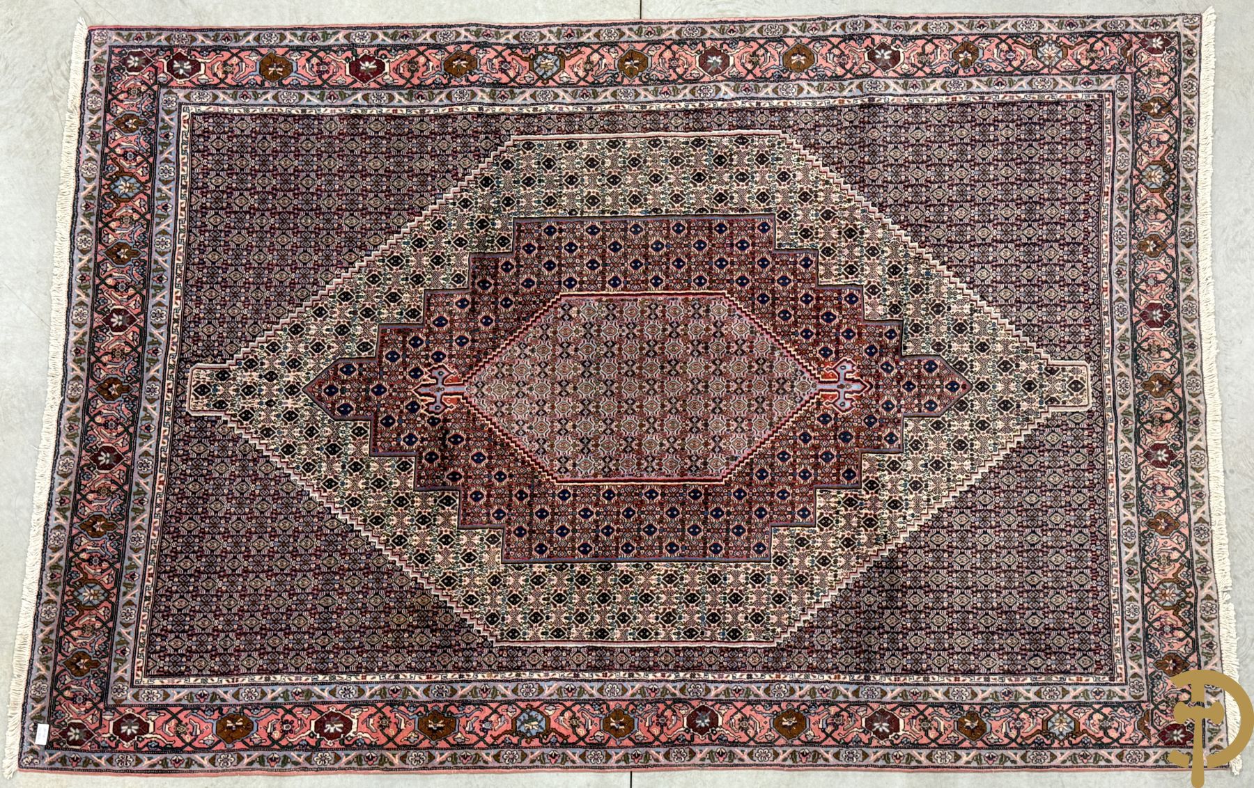 Oosters handgeknoopt tapijt met centraal trapeziumvormig decor