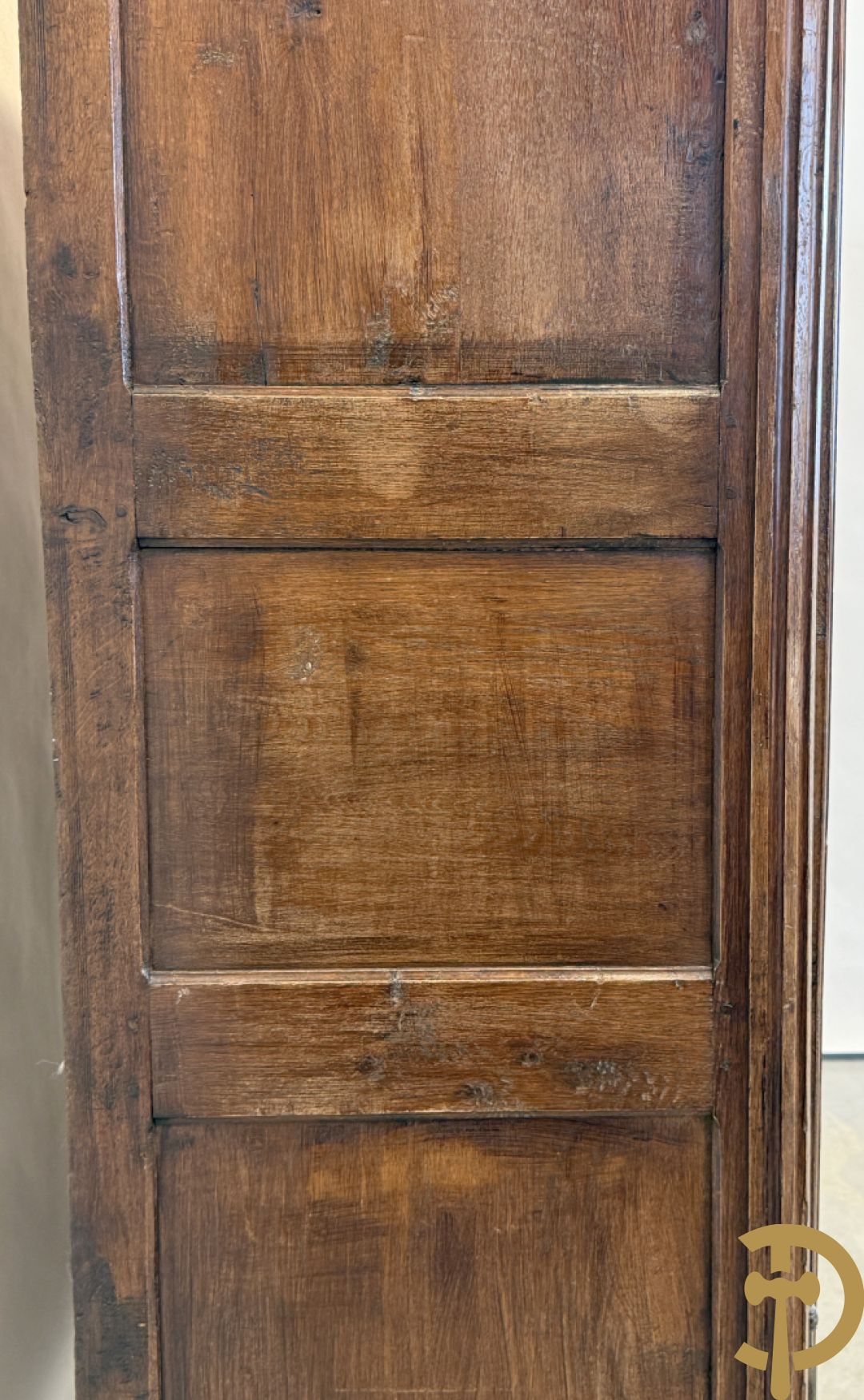 Massief eiken tweedeurskast met afgestoken panelen en gecanneleerde afgeronde hoeken