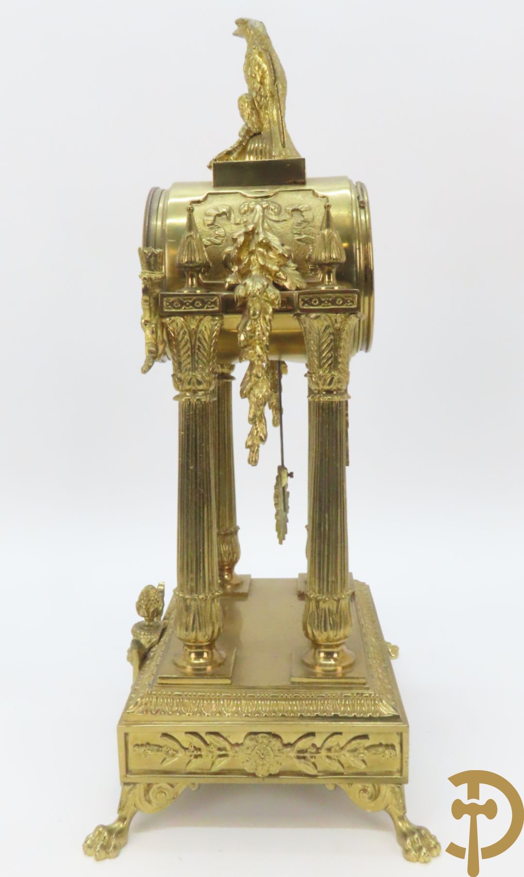 Driedelige bronzen garnituur bestaande uit middenstuk met 4 gecanneleerde zuilen en adelaar bezet + paar kandelaars