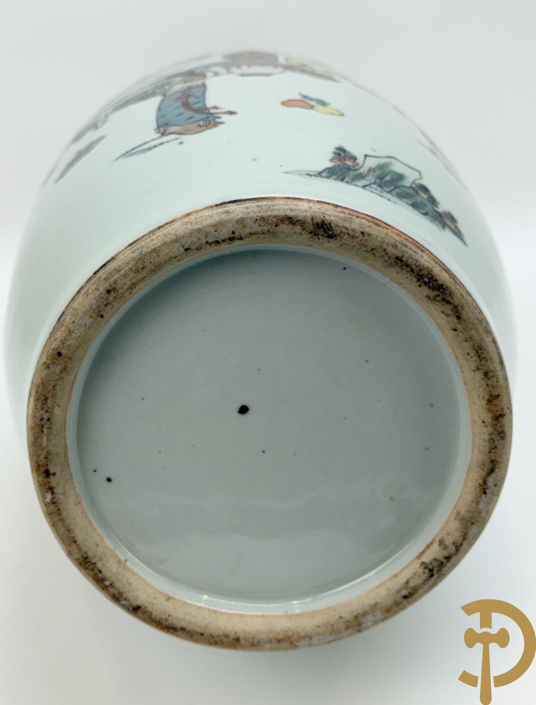 Chinese porseleinen vaas met decor van dames in landschap