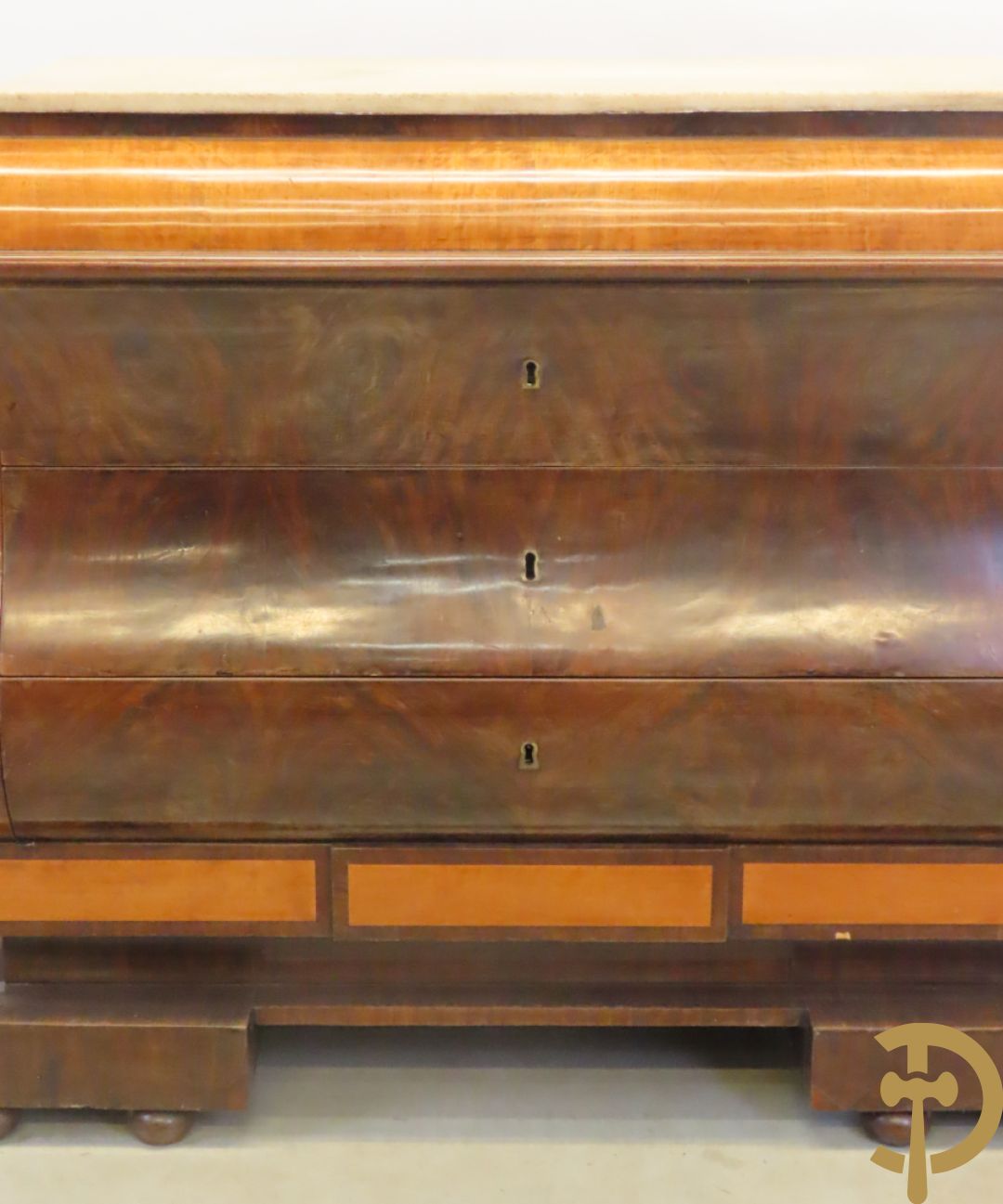 Antieke gegalbeerde commode van mahonie met 4 lades, 2 de kwart 19e