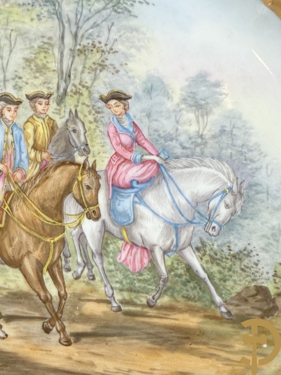 Paar porseleinen borden met ruitertafereel met vergulde omranding, getekend Rivière en Bourdier P., achteraan gemerkt met gekruiste pijlen