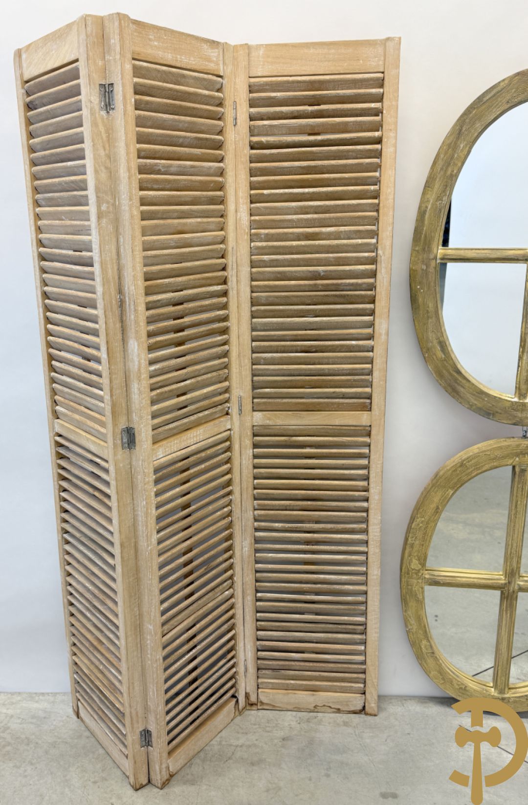 Driedelige paravan gemaakt van shutters + 2 ovale decoratieve spiegels met kruis