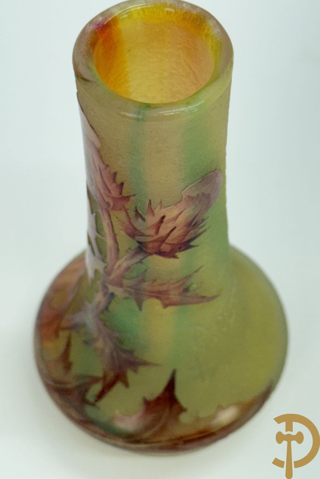 Vaasje in glaspasta met disteldecor, Daum Nancy getekend