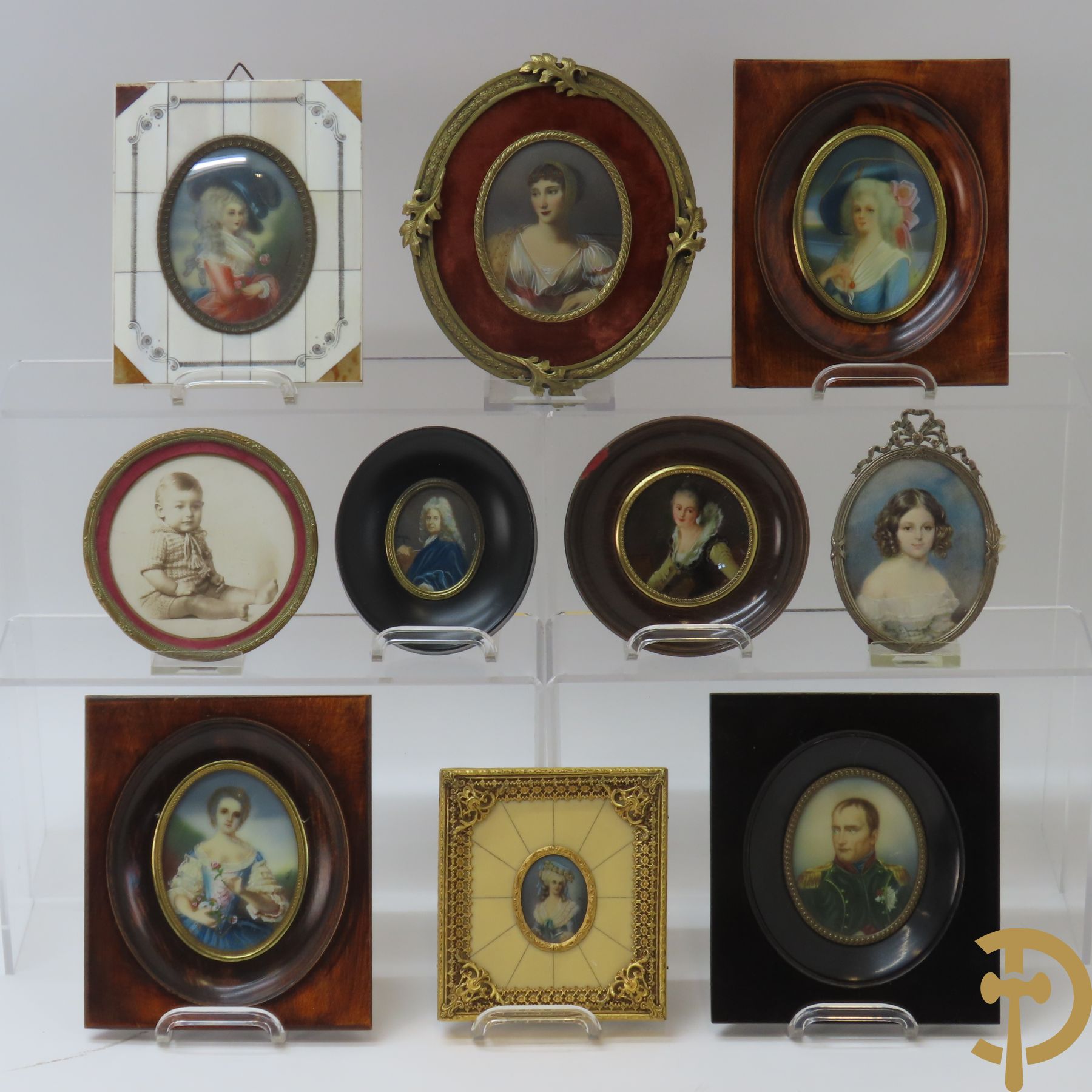 Reeks van 8 miniaturen van edeldames, waarvan 1 getekend van Nattier en 1 van Gainsbourogh + 2 ovale kadertjes