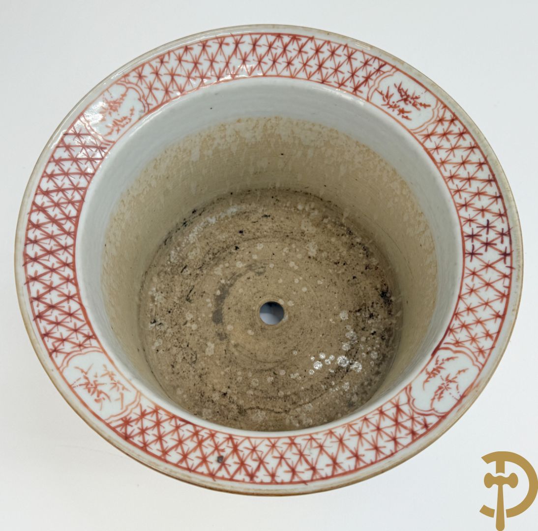 Chinese porseleinen bloemencachepot met decor van kinderen en dames