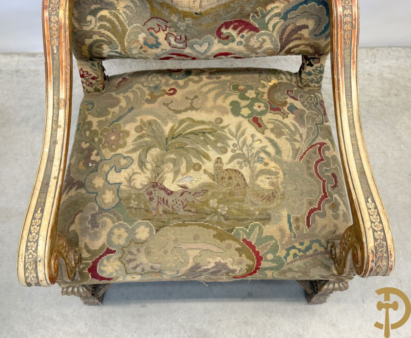 Vier vergulde Louis XIV kasteelarmzetels met geanimeerde scènes in petit points, 19e