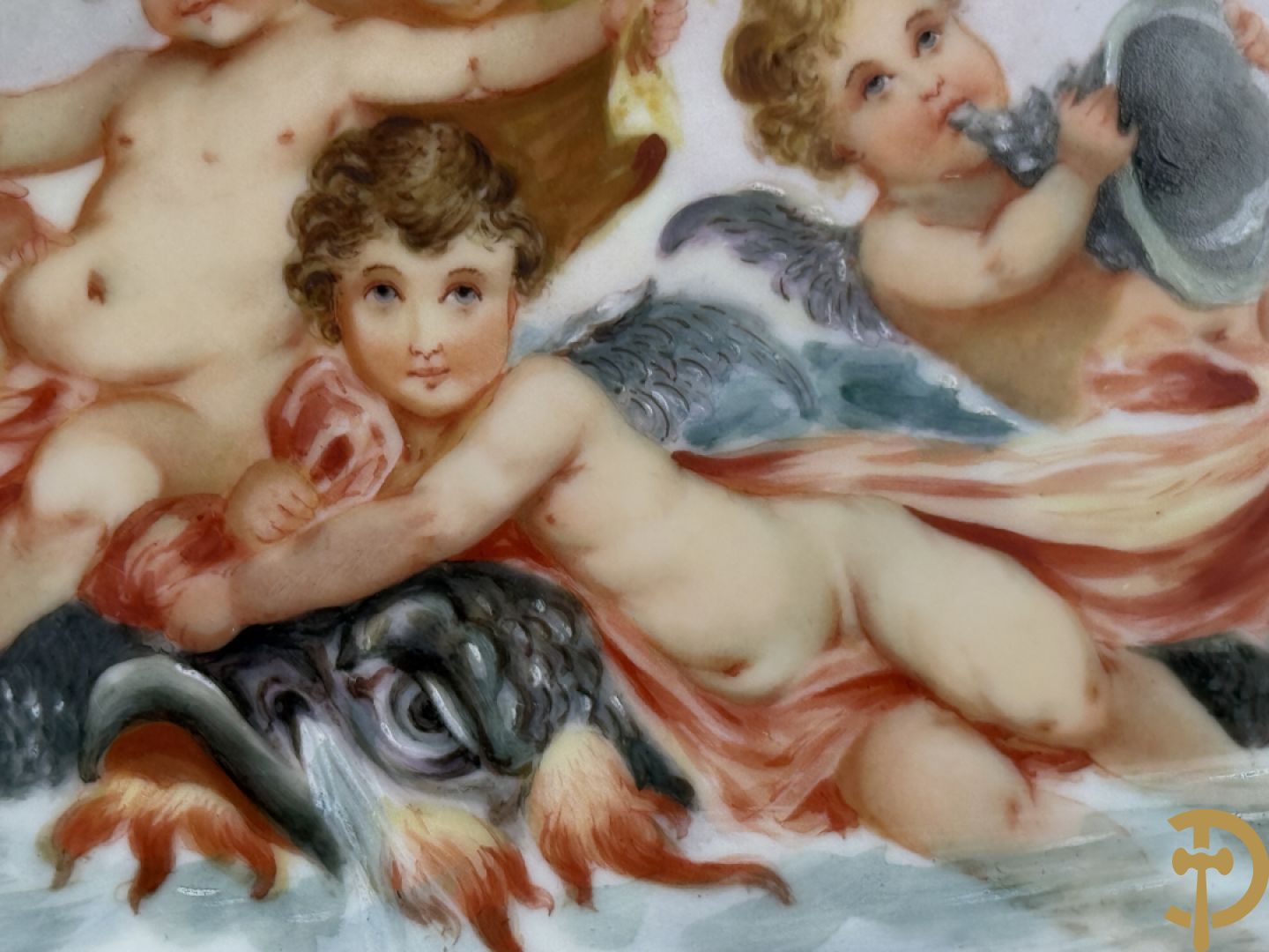 Porseleinen sierbord met decor van cupido