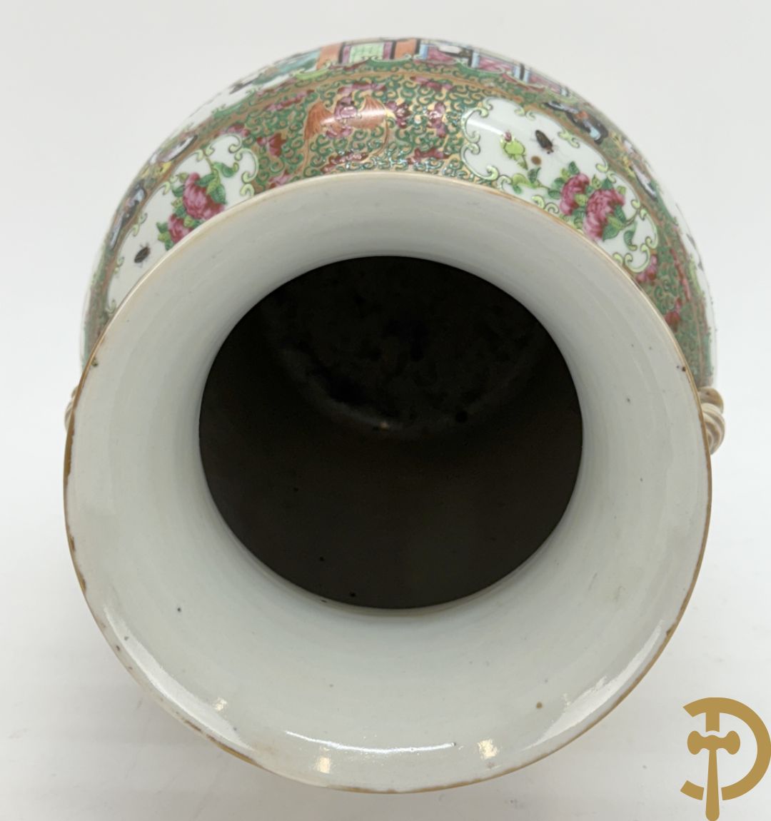 Chinese porseleinen Kantonvaas met geanimeerde taferelen, bloemen, vogel en vlinderdecor