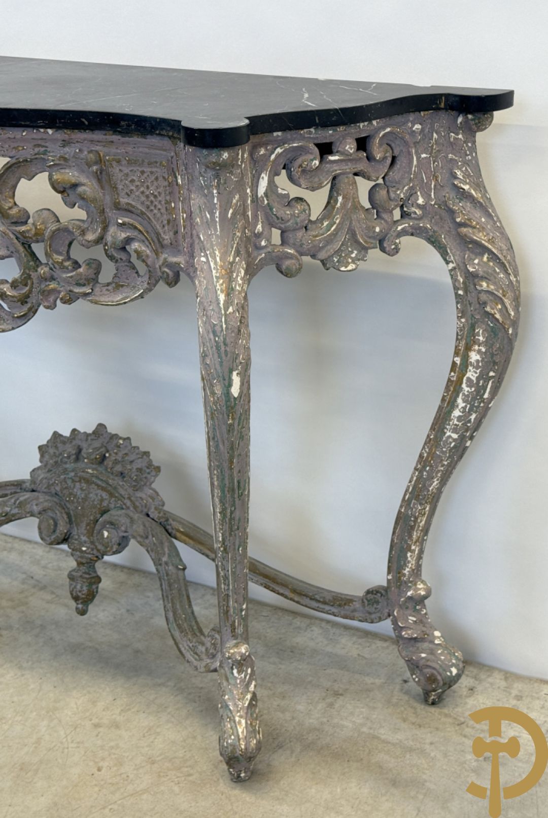 Gepatineerde Louis XV console met zwart marmeren blad