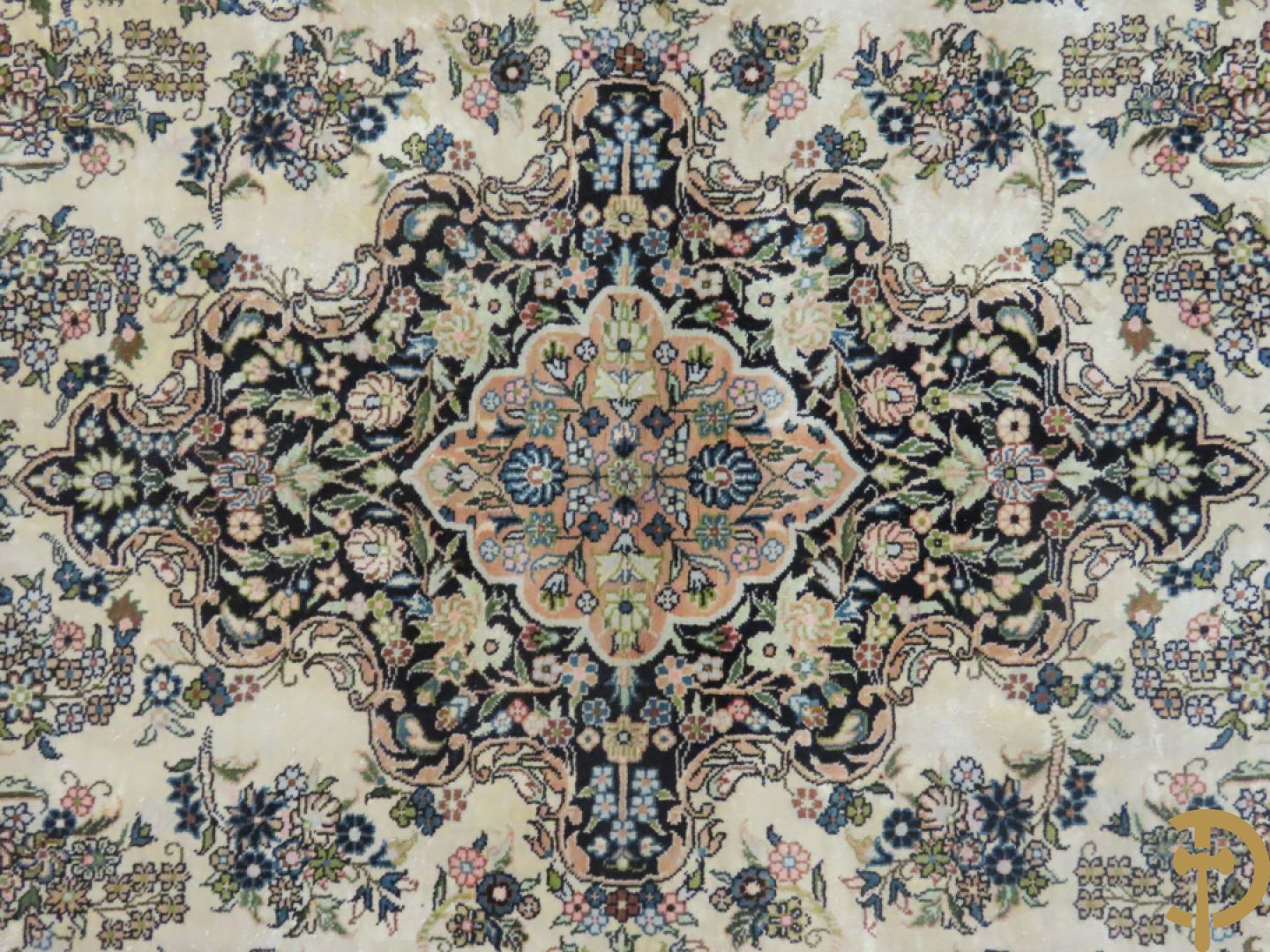 Oosters handgeknoopt tapijt met centraal medaillon, zijde op katoen