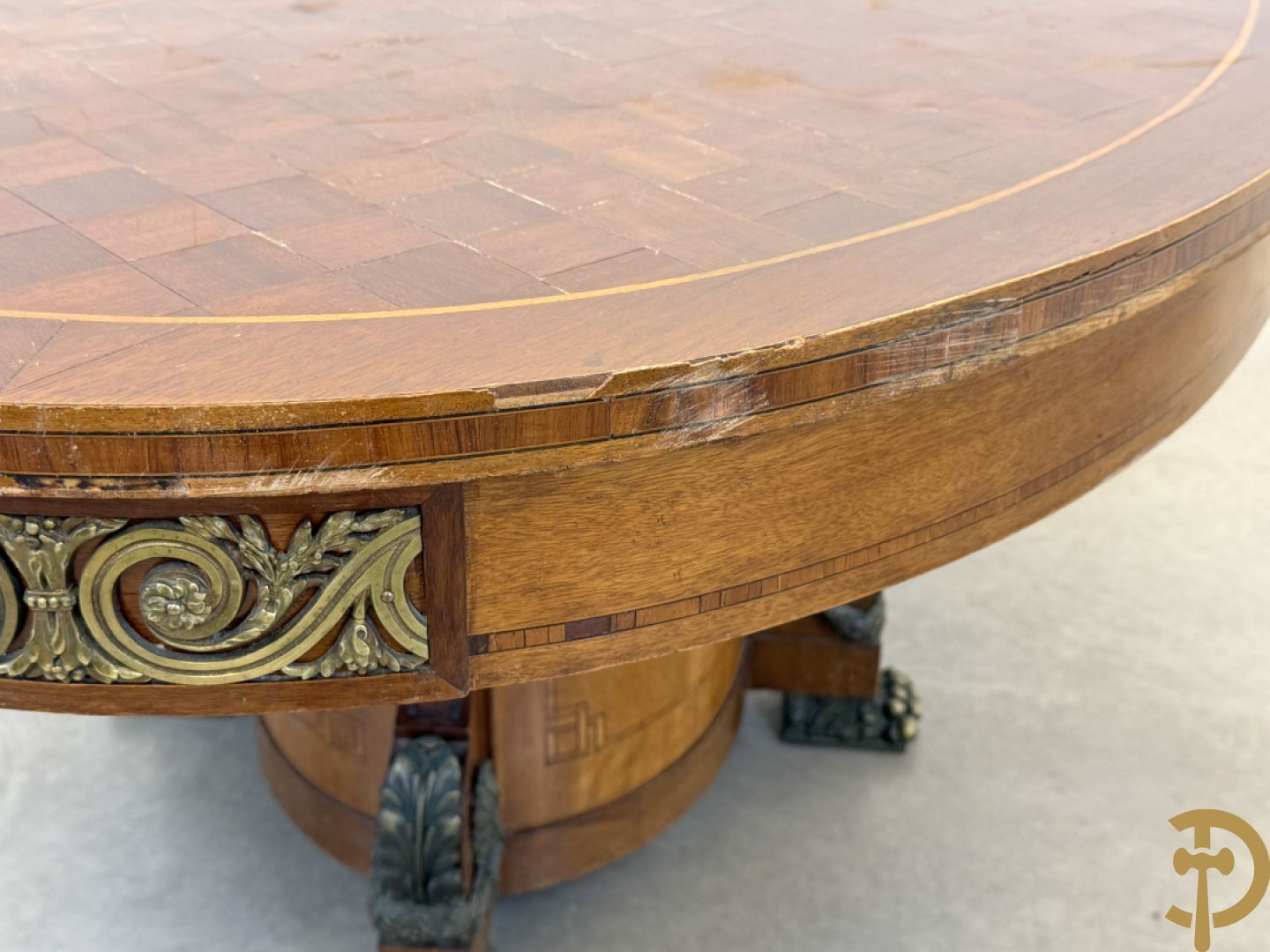 Ovale geparketteerde notelaren tafel bezet met bronzen ornamenten, Art deco Decoene