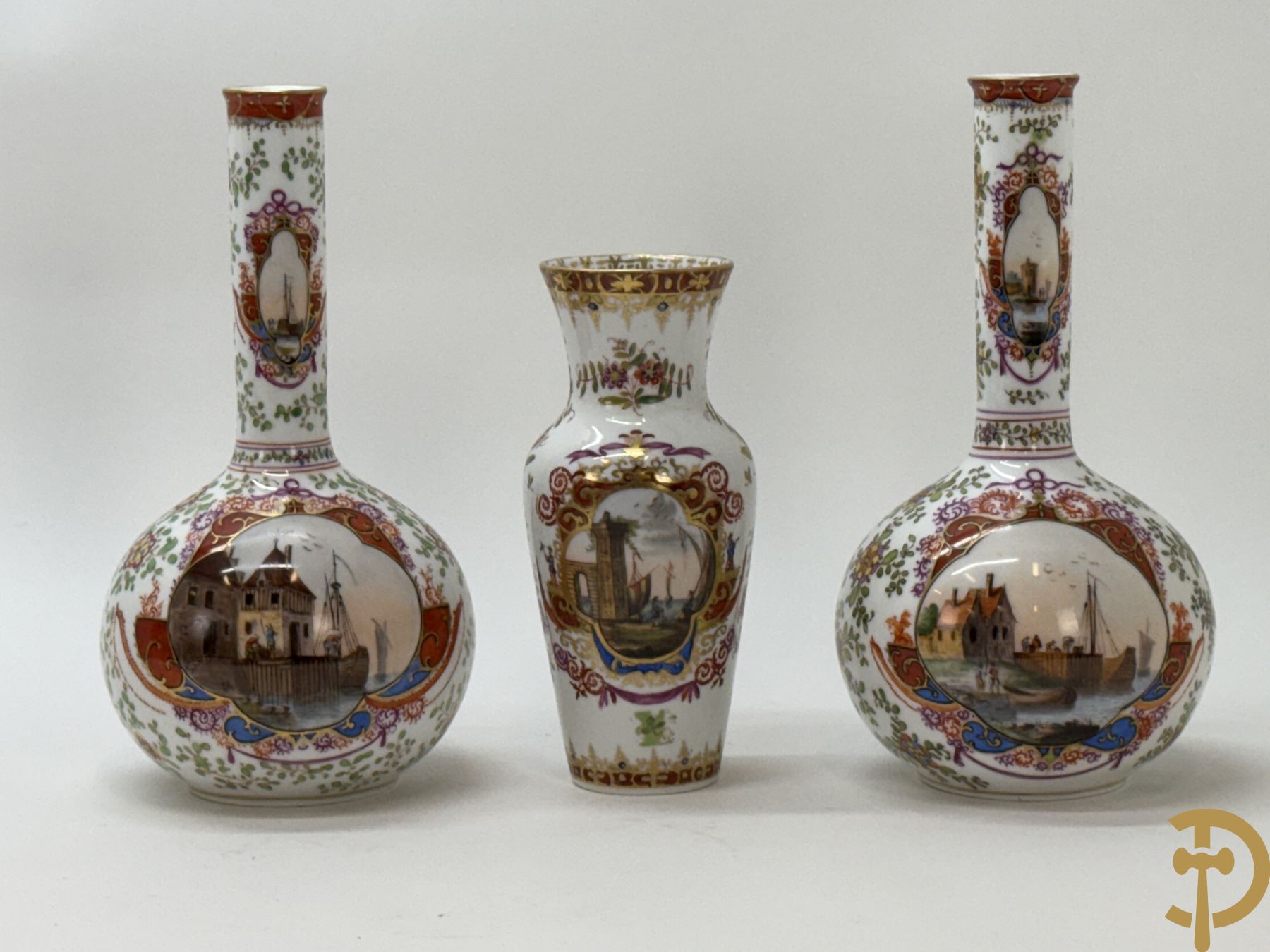 Paar kalebasvormige porseleienen vazen met antieke havenzichten + porseleinen vaasje met havenscènes, onderaan gemerkt