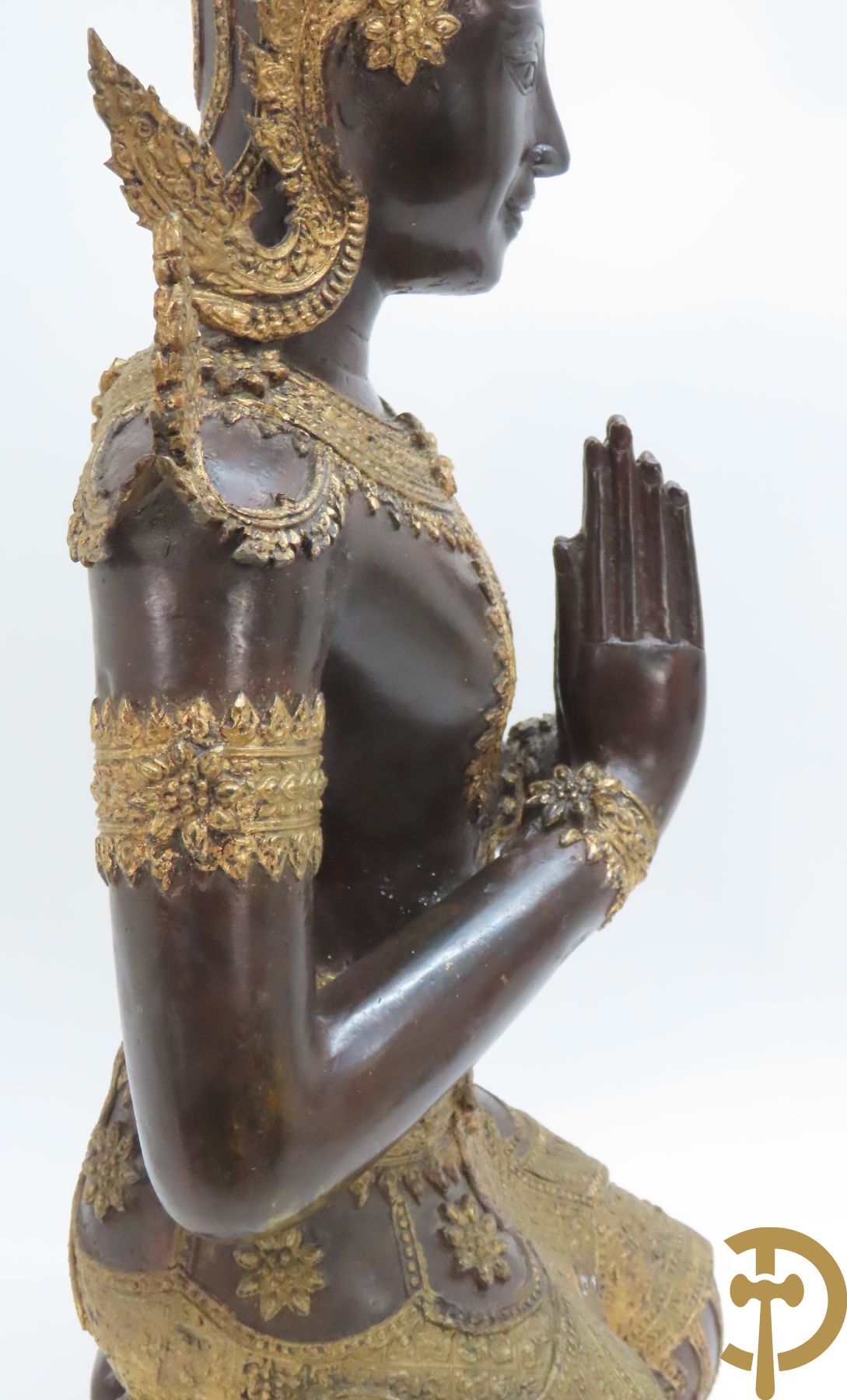 Bronzen geknielde zittende boedhistische figuur met vergulde ornamenten