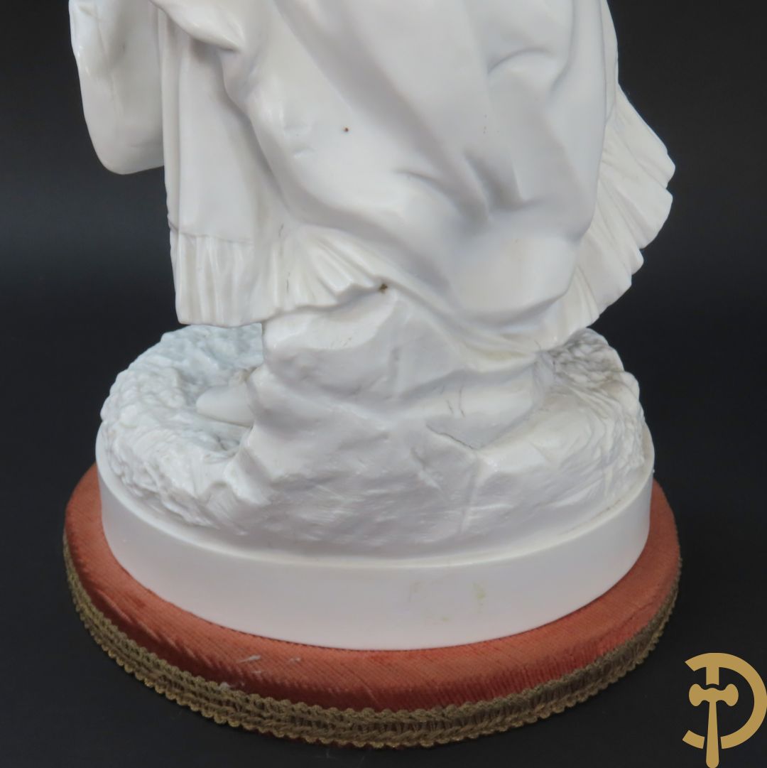 Paar grote witte biscuits van elegant koppel, onderaan gemerkt AM