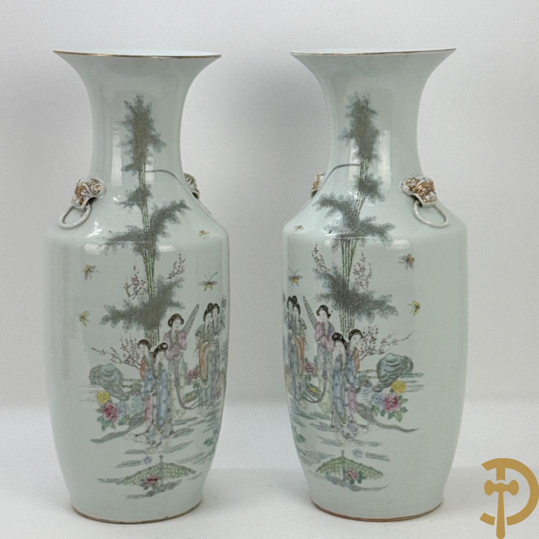 Paar Chinese porseleinen vazen met decor van dames in landschap